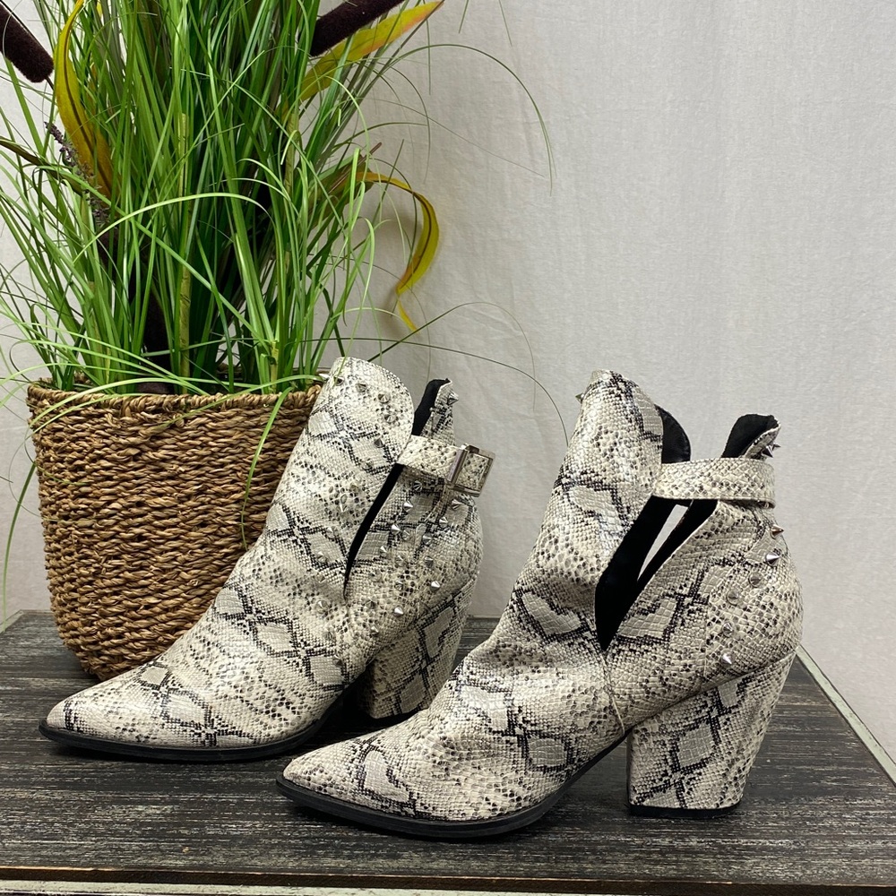 Pazzle Ivory & Gray Linda Snakeskin Animal Print Studded Ankle Booties Shoes 6.5 - Picture 2 of 7